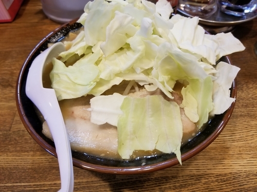 「いつもの豚骨味噌いつものお値段　キャベツ５０円トッピング」@らあめん 寸八 総本店の写真