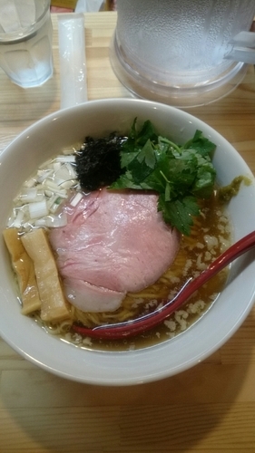 「さんま煮干と背脂と黒バラのそば 850円」@自家製麺 くろ松の写真
