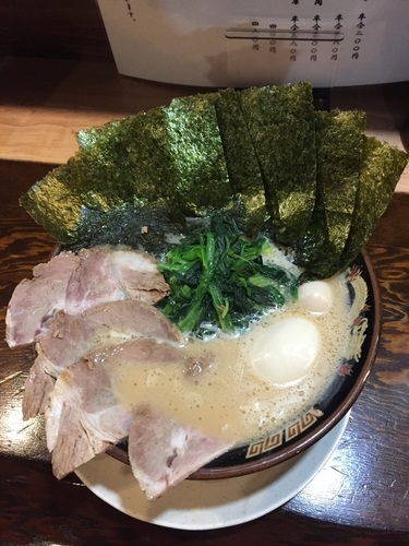 「神山スペシャル醤油ラーメン ￥８８０」@横濱家系ラーメン 神山 加美東店の写真