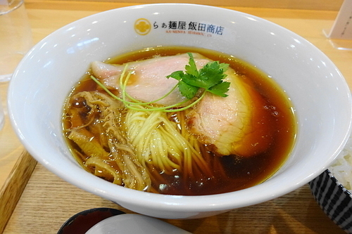 「醤油らぁ麺８５０円+ライス２５０円」@飯田商店 湯河原本店の写真