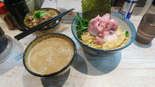 「つけそば 880円 + チャーシュー丼 350円」@中華そば 四つ葉の写真