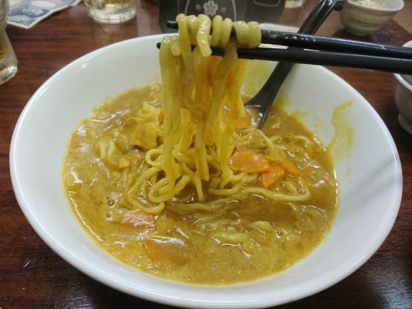 「汁なしカレー麺 800円」@ガットコ食堂 大の写真