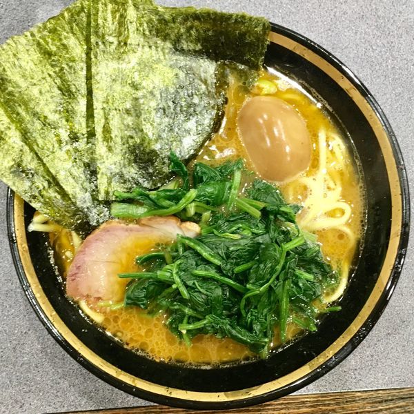 「ラーメン+味玉+ほうれん草 計840円」@家系総本山 ラーメン吉村家の写真