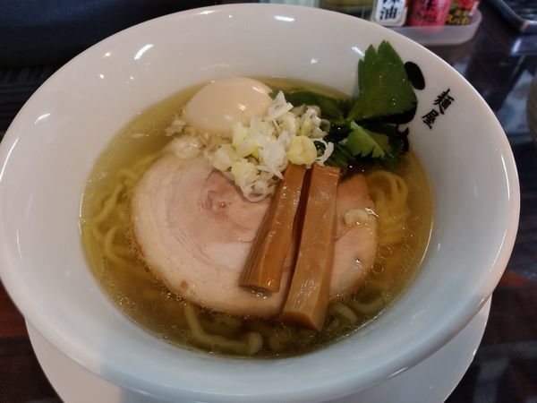 「味玉塩らーめん(並盛・150g)800円→500円」@麺屋 うめはら あずま店の写真