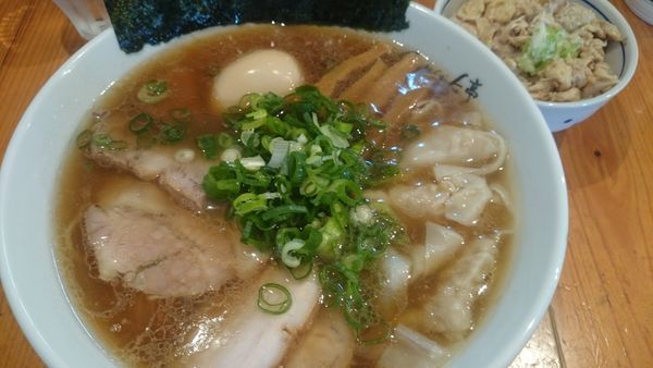 「醤油特らーめん(1100円)+鶏めし(150円)」@ShiNaChiKu亭の写真