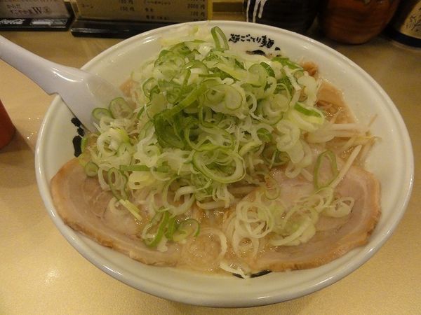 「中盛醤油ラーメン　800円　ネギメンママシ 脂少しマシ」@超ごってり麺 ごっつ 秋葉原店の写真
