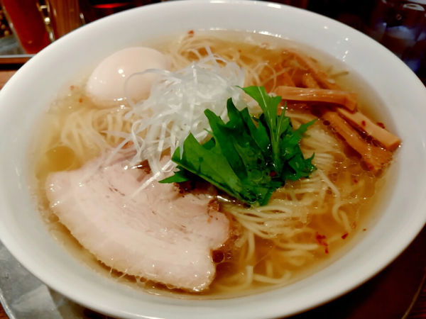 「味玉汐の旨味ソバ　880円」@Tomboの写真