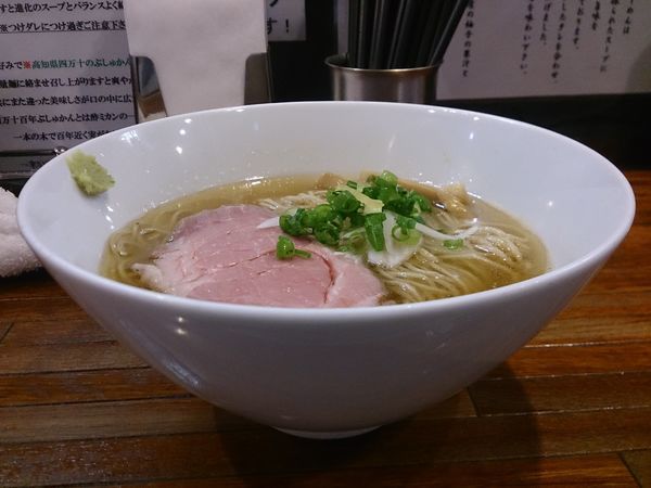 「鯵煮干の塩そば」@町田汁場 しおらーめん進化 町田駅前店の写真