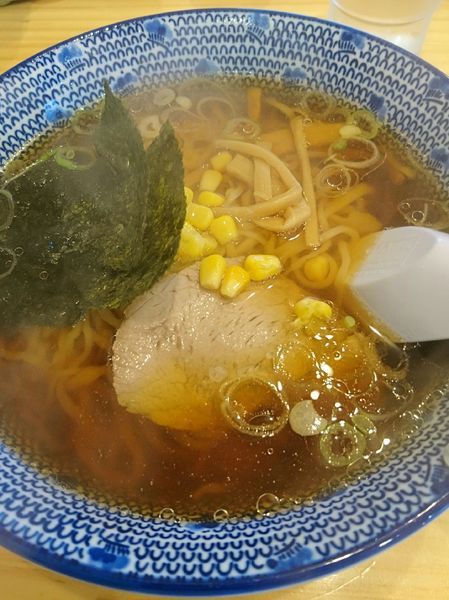 「醤油らーめん」@手打ちラーメン 本丸の写真