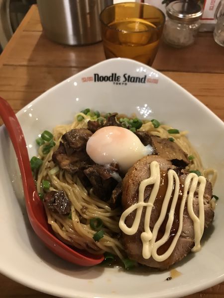 「牛煮込みまぜそば（とみちゃんチャーシュー）」@Noodle Stand Tokyoの写真
