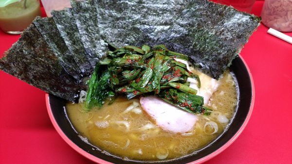 「中盛り　のり　辛ニラ」@横濱家系ラーメン 勝鬨家の写真