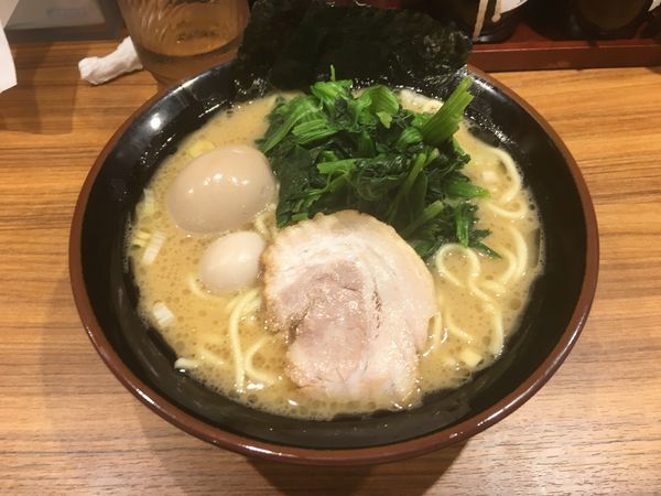 「味玉ラーメン+ほうれん草／¥830＋100」@横浜家系ラーメン 壱角家 上野店の写真