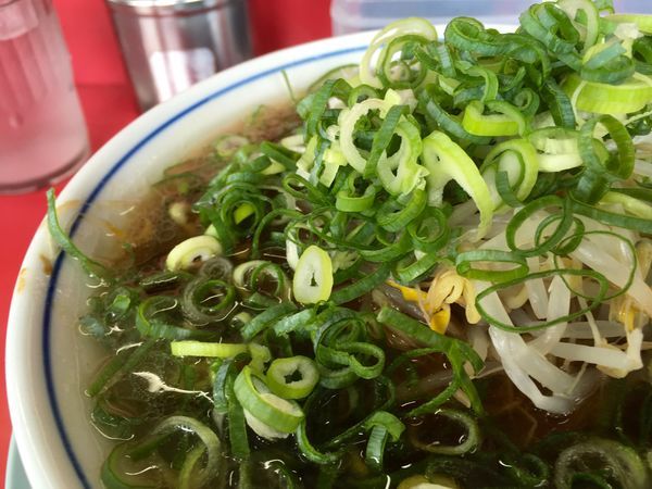 「ラーメン 麺カタメ ネギ多め」@ラーメン藤 京都本店の写真