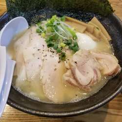 鶏白湯の自家製麺　全部トッピング