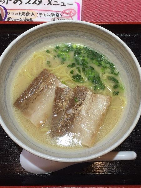 「とんこつラーメン（チャーシュートッピング）」@麺丼専科 八卦の写真