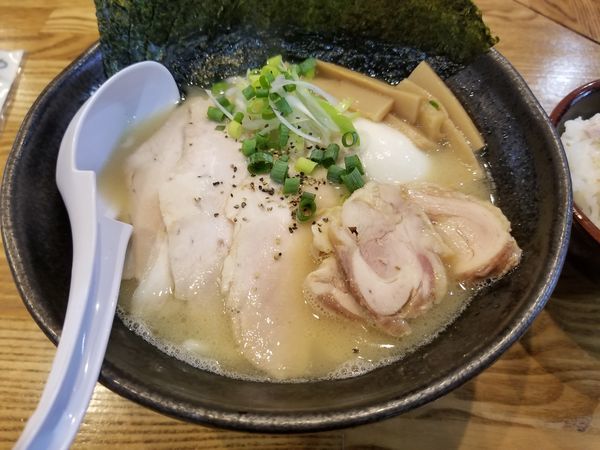 「鶏白湯の自家製麺　全部トッピング」@めんごころ なつの写真