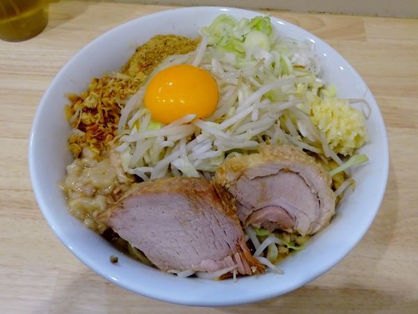 「ラーメン（750円）＋油そば　ニンニクアブラネギ魚粉揚げネギ」@ラーメン 他力也の写真