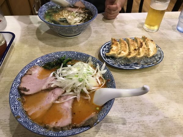 「ドラゴンラーメン(中辛)、焦がしネギラーメン、餃子」@満州軒 プララ店の写真