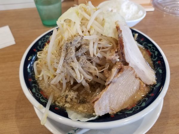 「ニボジロー　麺大盛　野菜増　ﾊﾞﾗﾁｬｰｼｭｰﾄｯﾋﾟﾝｸﾞ」@凌駕 IDÉAの写真