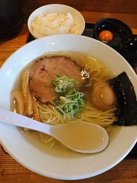 「塩らあめん Aセット780円 大盛無料 味玉(ラーパス)」@上州地鶏ラーメン 翔鶴の写真