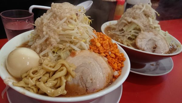 「味玉ラーメン（ヤサイ、アブラ、辛揚げ）」@鷹の目 獨協大学前本店の写真