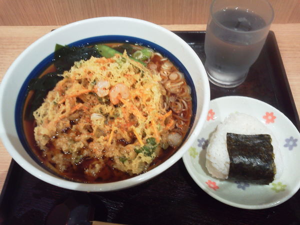 「かき揚げ天そば430＋お握り110＝540円」@そば処 信州屋 新宿南口店の写真