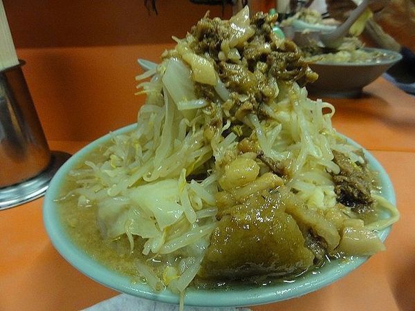 「ラーメン850円　麺少な目　野菜ニンニク脂　生卵」@ラーメン富士丸 神谷本店の写真
