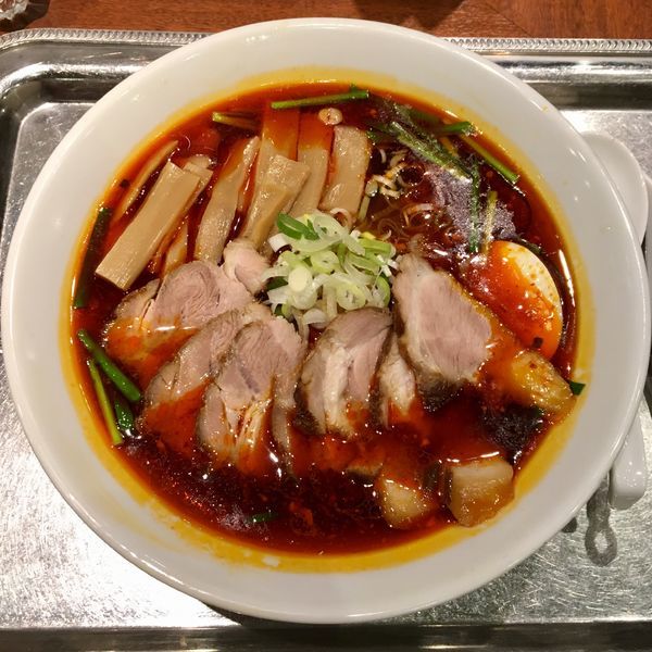 「赤いラーメン (900円) チャーシュー、メンマ (各200円)」@宮本屋の写真