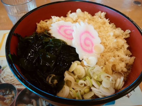 「たぬきうどんぶっかけ（中）」@四方吉うどん 吉見本店の写真