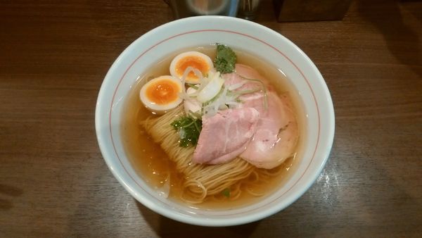 「ラーメン白(塩)＋玉子」@八咫烏の写真