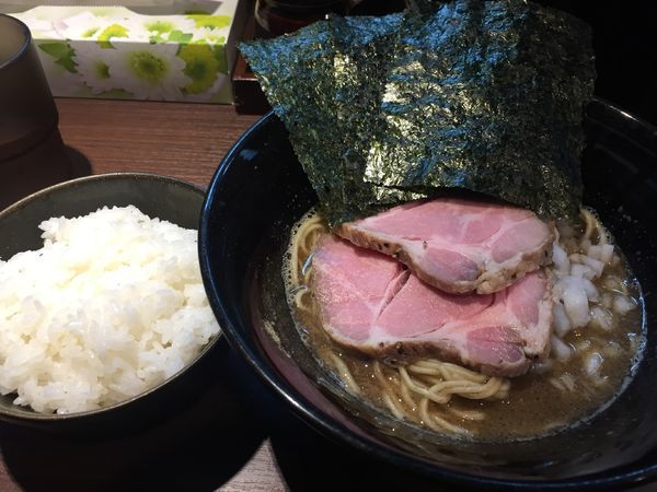 「セメント煮干しラーメン+サービスライス（880+0円）」@（肉）並商の写真