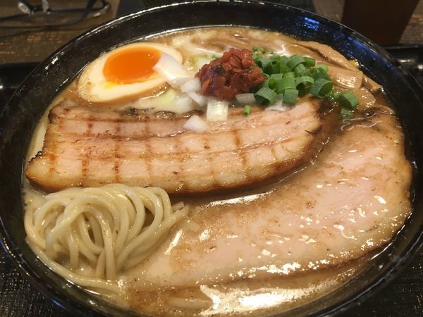 「塩ラーメン（大盛り）800円、炙りチャーシュー120円」@中華そば ことぶきやの写真
