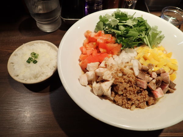 「トマトとパクチーのまぜそば」@つけ麺 一燈の写真