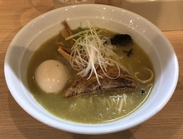 「味玉しおらーめん(細麺)980円」@しおらーめん はないち 国分寺店の写真