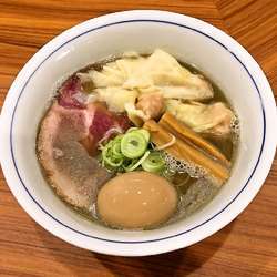 ワンタン中華そば（味玉は開店サービス）