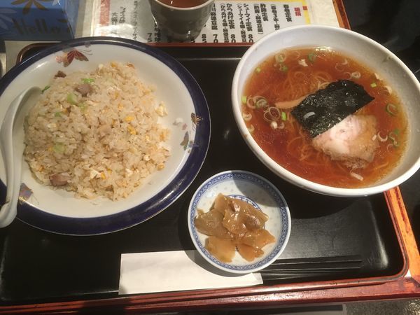 「半ラーメン（サービス）チャーハン650円」@上海ピーマンの写真