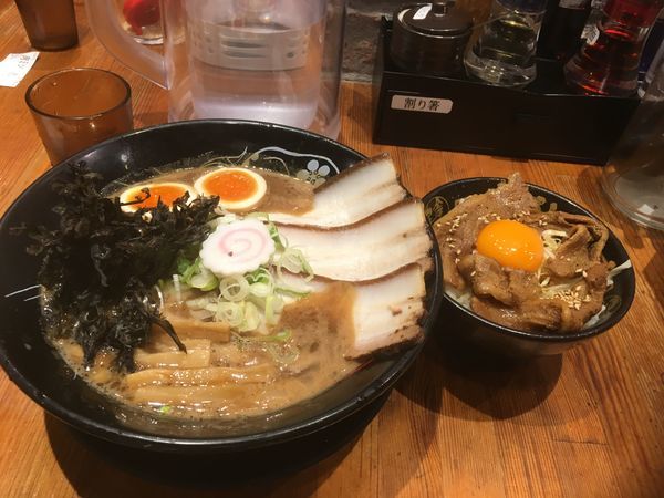 「豚玉めし/豪華濃厚豚骨らーめん」@金澤濃厚豚骨ラーメン 神仙 品達品川店の写真