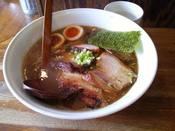「醤油バラ肉チャーシュー麺」@麺や 八雲の写真