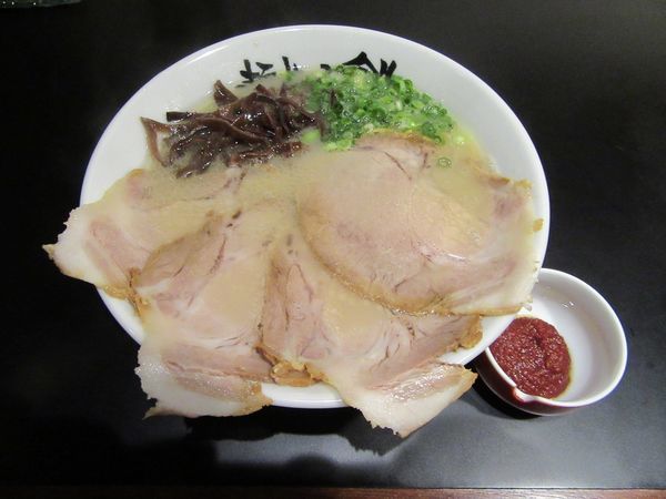 「ピリ辛チャーシューメン（８８０円）＋替え玉１００円×２」@麺屋小鉄の写真