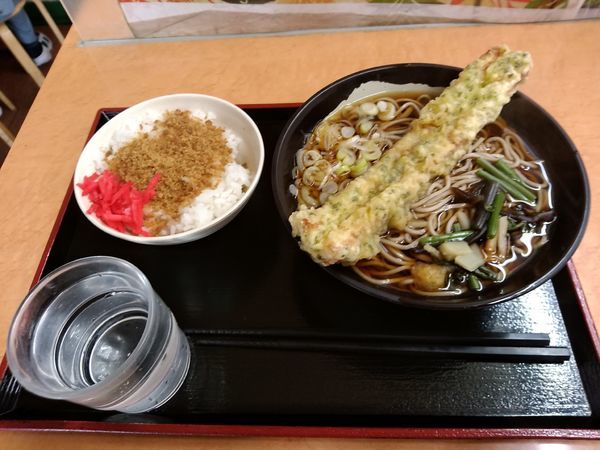 「一石二鳥(山菜ちくわ天そば＋そぼろご飯)500円」@そば・うどん 八起家 西口店の写真