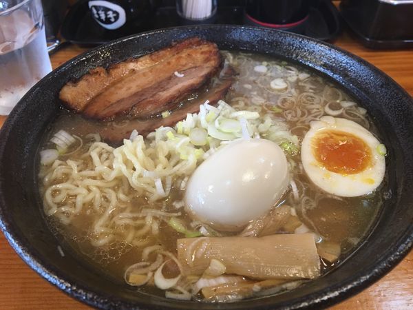 「煮干しラーメン700円、味玉100円」@麺屋 十八番の写真