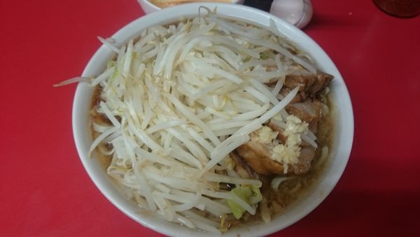 「小豚　油少な目　ニンニク少なめ　生卵」@ラーメン二郎 千住大橋駅前店の写真