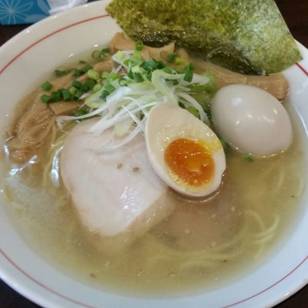 「煮干しラーメン塩680円+味玉100円」@麺 ひばりの写真