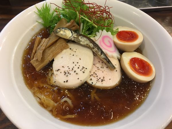 「冷やし煮干しらーめん ジュレスープ 850円 味玉 100円」@煮干しらーめん 玉五郎 東京新宿店の写真