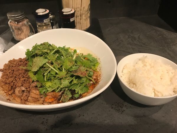 「汁なし担々麺(辛さ中・痺れ中と大の間)・パクチー&肉増しwith」@タンタンタイガー 蔵前店の写真