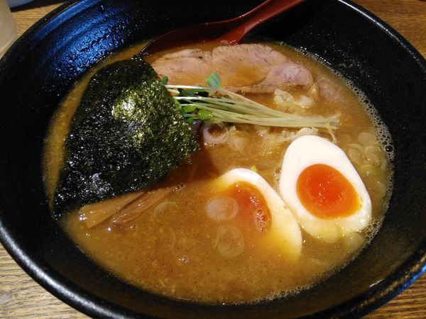 「軟骨ラーメン+味玉」@麺部 しば盛の写真