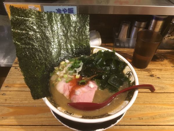 「すごい煮干ラーメン850円、わかめ100円、海苔100円」@すごい煮干ラーメン凪 新宿ゴールデン街店 本館の写真