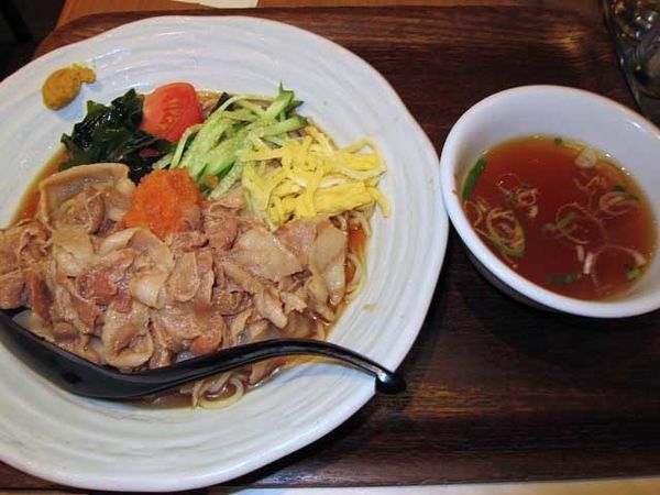 「肉ひやし　880円」@麺処直久 新橋店の写真