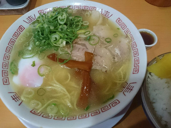 「温泉卵 中華そば」@天天有 本店の写真