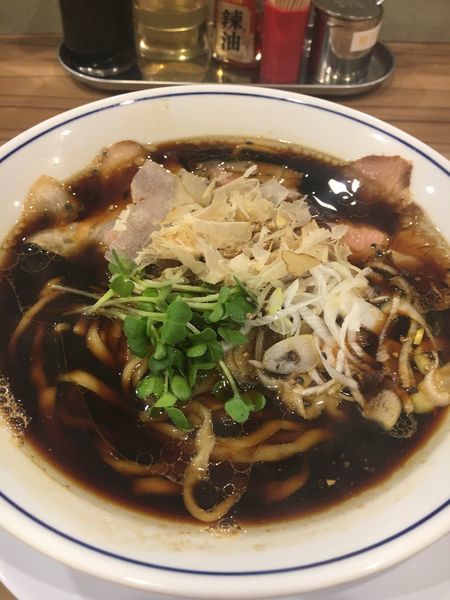 「醤油らーめん¥750＋ハーフ焼き飯¥250」@らーめん鱗 西中島店の写真